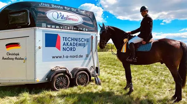 Turnierreiter Christoph Amelong-Heiden auf seinem Pferd