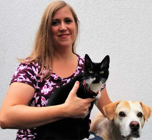 Katrin Austermann mit Katze und Hund