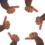 6 Hände zeigen Daumen hoch.
