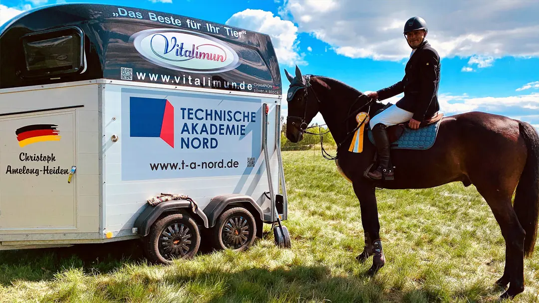 Springreiter Amelong ist von Stronghorse überzeugt Turnierreiter Christoph Amelong-Heiden auf seinem Pferdkennt die Bedeutung von artgerechte Pferdeernährung