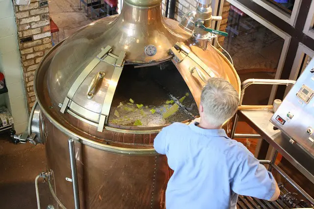 Fermentierbottich wird befüllt.